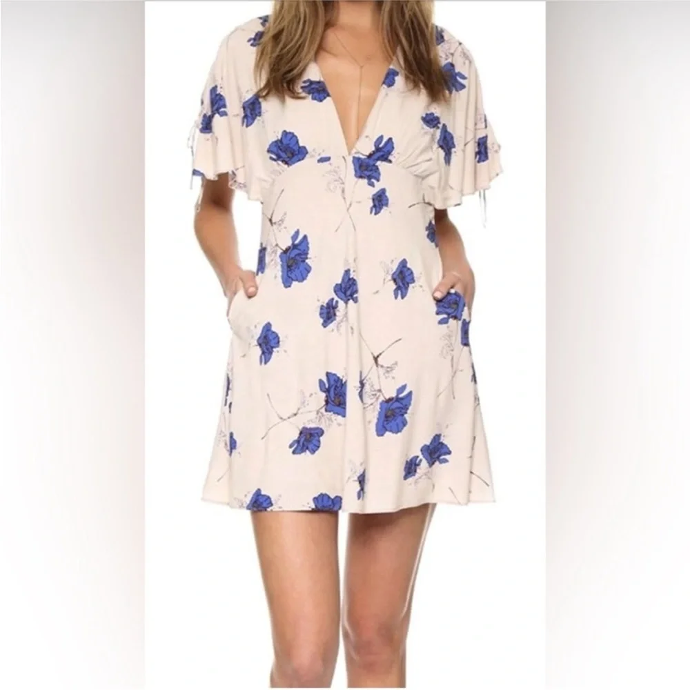 Free People Revolve Melanie Drapey Blue Floral V-Neck Dress in Pearl - Picture 5 of 9